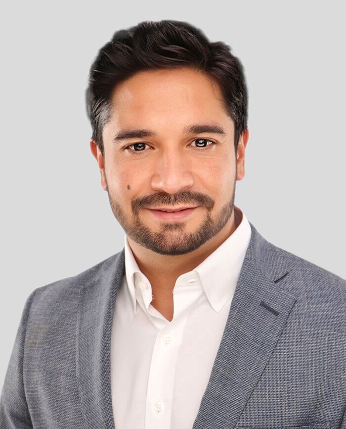 Romeo Flores Headshot.